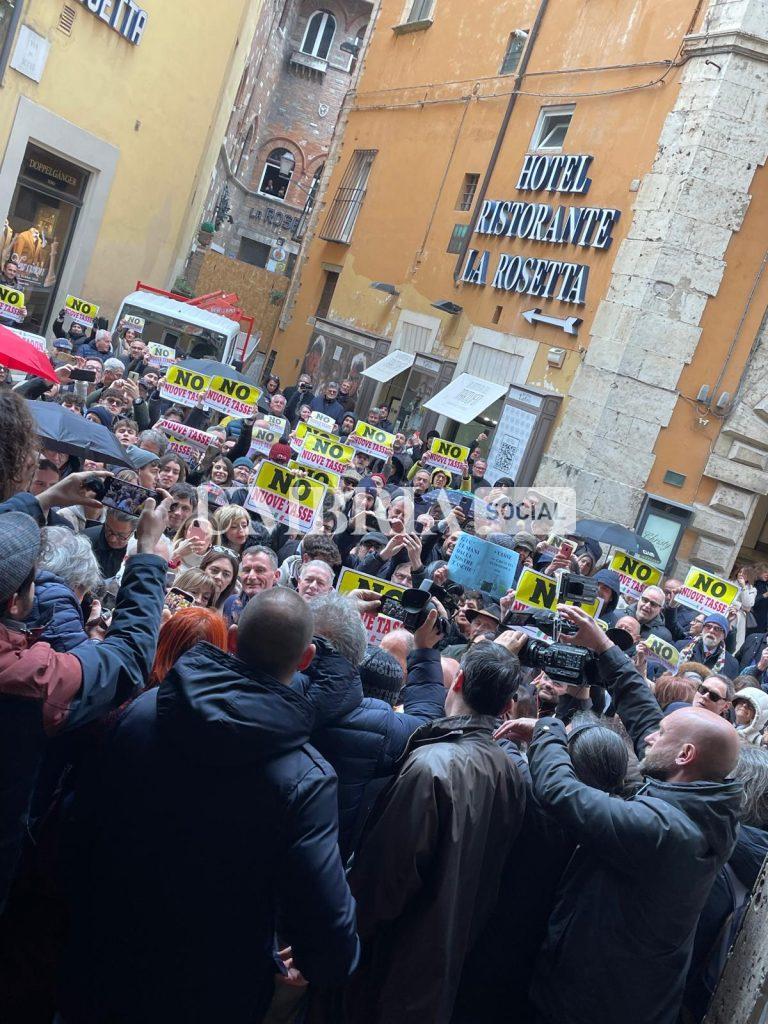 Centrodestra in piazza per dire no all'aumento delle tasse. E intanto il deficit sanità 'scende' a 73 milioni (foto) 4 Centrodestra in piazza per dire no all'aumento delle tasse. E intanto il deficit sanità 'scende' a 73 milioni (foto) 3